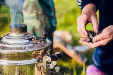 Semaver. Hazırlık çay. kömür ocağı yükleme