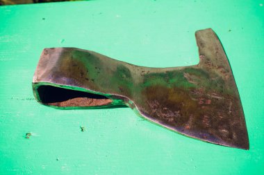 Paslı ucu keskin balta kenar kurullarında yatıyor