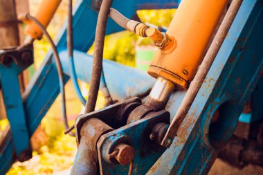 Hidrolik traktör mavi. Hidrolik borular üzerinde odaklanmak