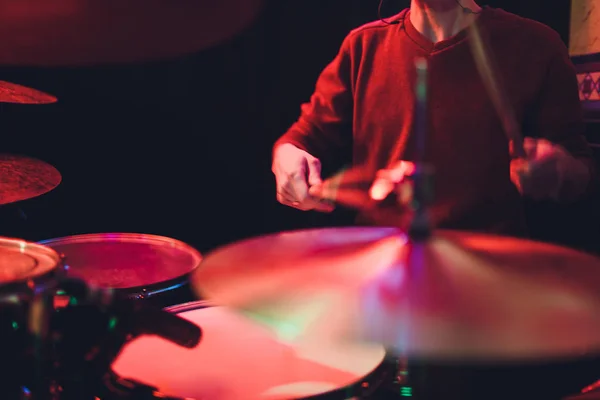 Menselijke handen spelen de trommel met de drumstick. — Stockfoto