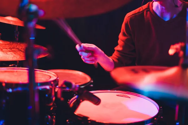 Menselijke handen spelen de trommel met de drumstick. — Stockfoto