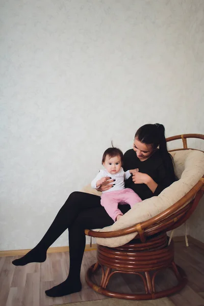 Engraçado bebê menina com mãe em casa . — Fotografia de Stock