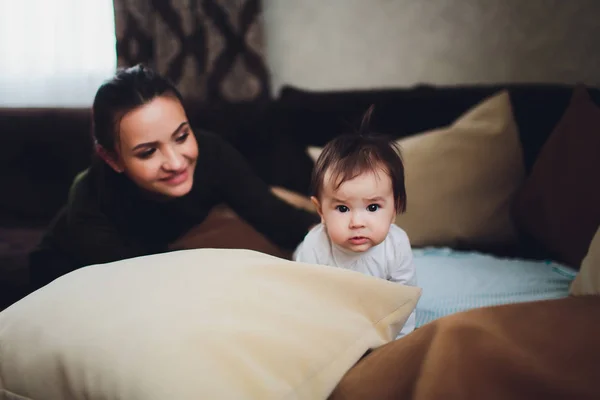 Niña divertida con madre en casa . —  Fotos de Stock