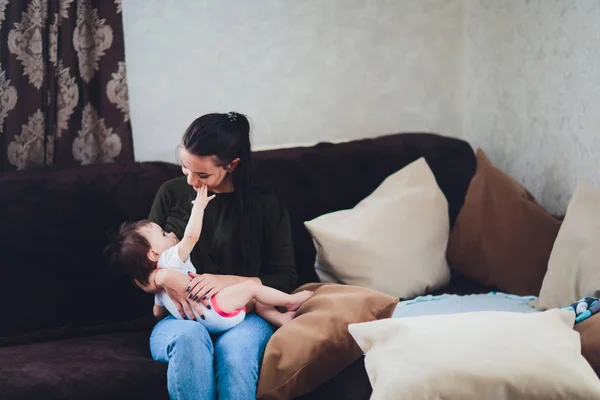 Niña divertida con madre en casa . —  Fotos de Stock