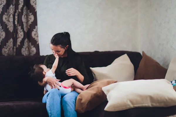 Niña divertida con madre en casa . —  Fotos de Stock