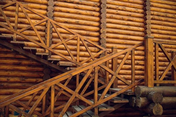 Blockhausdecke und Treppe aus dem Obergeschoss. — Stockfoto