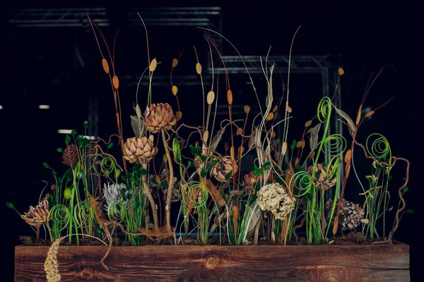 Flores secas en tono vintage, textura de fondo, concepto de puesta plana — Foto de Stock