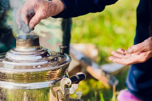 Samovar. preparación de té. carga de carbón en el horno —  Fotos de Stock