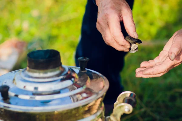 Samovar. preparación de té. carga de carbón en el horno —  Fotos de Stock