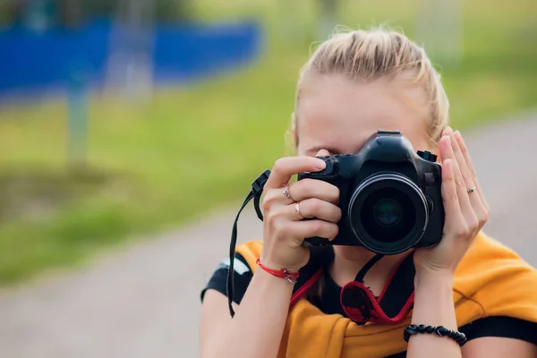 写真を撮るカメラとフィールドで女性写真家 — ストック写真