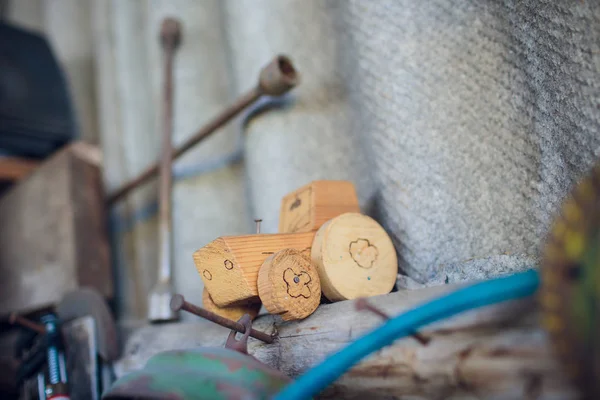 Tractor de juguete de madera con foco selectivo de remolque — Foto de Stock