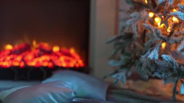 Noel ağacı ve ahşap masa süslemeleri ile Noel tatil arka plan. Siyah, altın ve gümüş takılar.