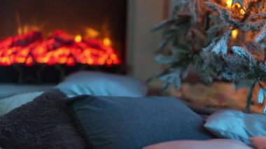Noel ağacı ve ahşap masa süslemeleri ile Noel tatil arka plan. Siyah, altın ve gümüş takılar.