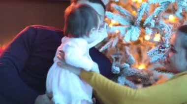 gülümseyen aile Noel ağacının yakınında.