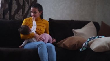 Komik bebek kız evde annesi ile.