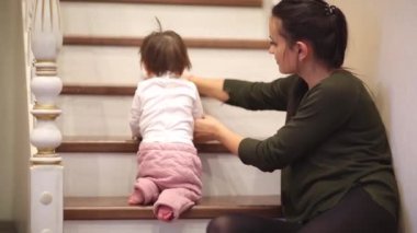 Çok şirin elbise merdivenlerde oturan gülümseyen kız bebek.