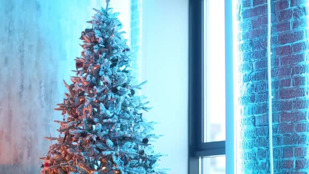 Fundo de férias de Natal com árvore de Natal e decorações em mesa de madeira. Ornamentos preto, dourado e prata . — Vídeo de Stock