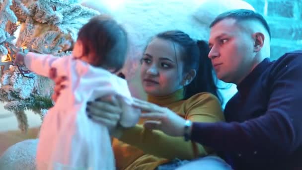 Feliz Família Sorridente Perto Árvore Natal — Vídeo de Stock