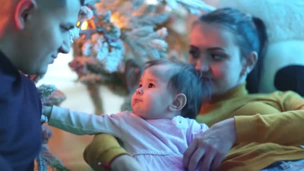 Lachende en gelukkige familie in de buurt van de kerstboom. — Stockvideo