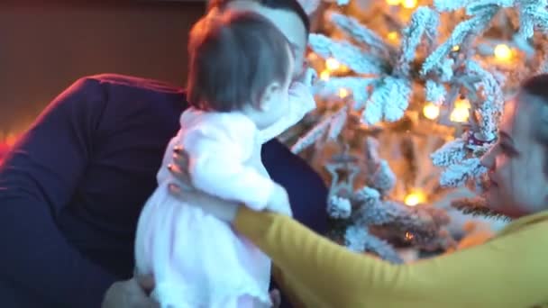 Feliz familia sonriente cerca del árbol de Navidad . — Vídeos de Stock