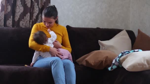 自宅で母親と面白い赤ちゃん女の子. — ストック動画