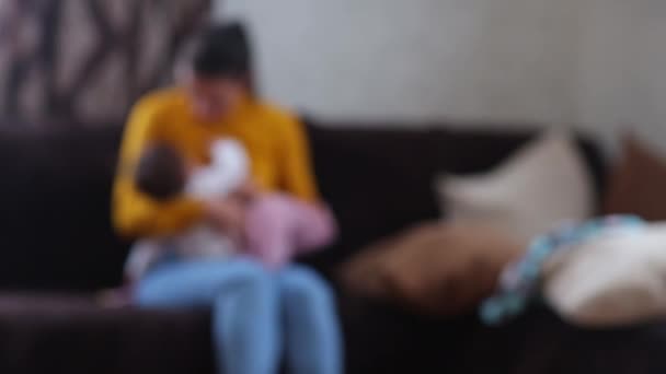 有趣的女婴与母亲在家。模糊 — 图库视频影像