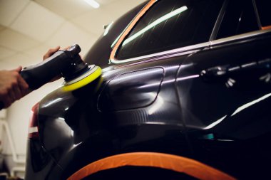 Parlak siyah araba cilalama makinesi bitirmek cilalı. Araba ayrıntılı. Seçici odak.