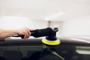 Parlak siyah araba cilalama makinesi bitirmek cilalı. Araba ayrıntılı. Seçici odak.