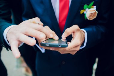 Sakallı Damat Düğün sabahı Smartphone holding.