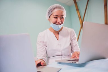 Neşeli kız kozmetik satış için internet kullanımı