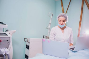 Neşeli kız kozmetik satış için internet kullanımı