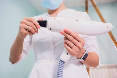 uzman kozmetik prosedür için elinde el parça epilasyon için tutar