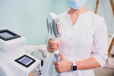 uzman kozmetik prosedür için elinde el parça epilasyon için tutar