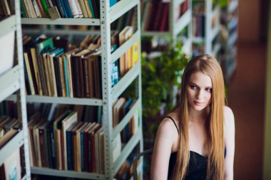 Düşünceli kavramı. Kütüphane kadın kız oturuyor