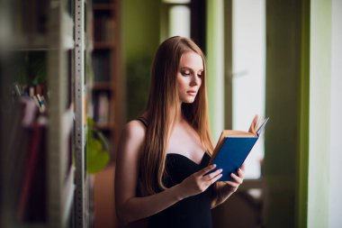 Güzel kız öğrencinin Üniversite Kitaplığı'nda
