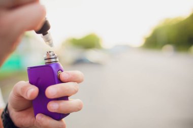 Rebuildable damlama atomizer veya Rda vaping veya e-sigara sualtındaki e-sıvı, modern vape aygıt için sigarayı, makro fotoğraf seçici odak ile bobin ve pamuk çizgili