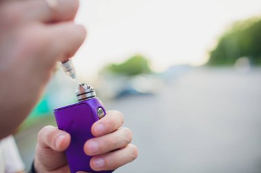 Rebuildable damlama atomizer veya Rda vaping veya e-sigara sualtındaki e-sıvı, modern vape aygıt için sigarayı, makro fotoğraf seçici odak ile bobin ve pamuk çizgili