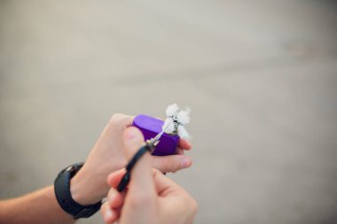 Rebuildable damlama atomizer veya vaping veya e-sigara uzaylı Clapton bobin ve pamuk çizgili için BKİ çıkmak sigara, makro fotoğraf seçici odak ile e-sıvı, modern vape aygıtla birlikte ıslak