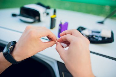 Rebuildable damlama atomizer veya vaping veya e-sigara uzaylı Clapton bobin ve pamuk çizgili için BKİ çıkmak sigara, makro fotoğraf seçici odak ile e-sıvı, modern vape aygıtla birlikte ıslak