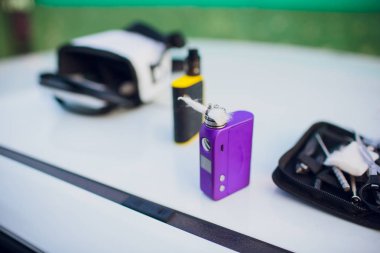 Rebuildable damlama atomizer veya vaping veya e-sigara uzaylı Clapton bobin ve pamuk çizgili için BKİ çıkmak sigara, makro fotoğraf seçici odak ile e-sıvı, modern vape aygıtla birlikte ıslak