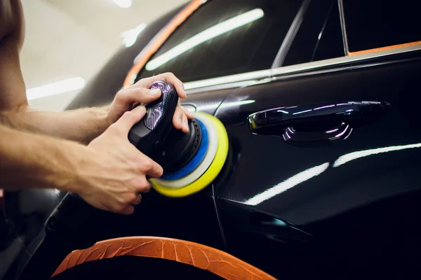 Polished black car polishing machine polished finishing. Car detailing. Selective focus. — Stock Photo, Image