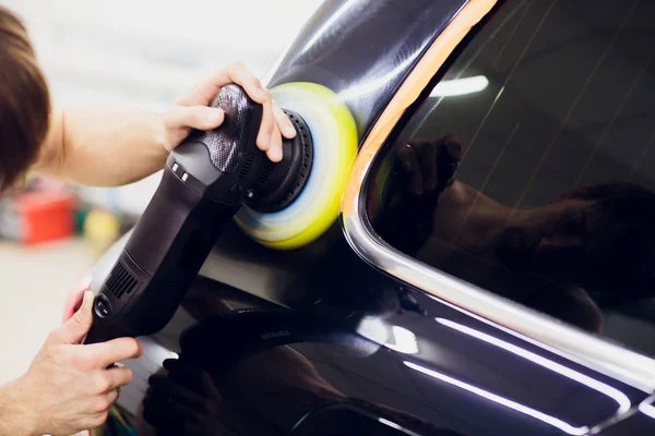 Gepolijste zwarte auto polijst machine gepolijste afwerking. Auto detaillering. Selectieve aandacht. — Stockfoto