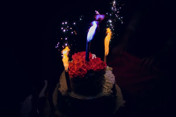 Πυροτέχνημα πάνω από γαμήλια τούρτα — Φωτογραφία Αρχείου