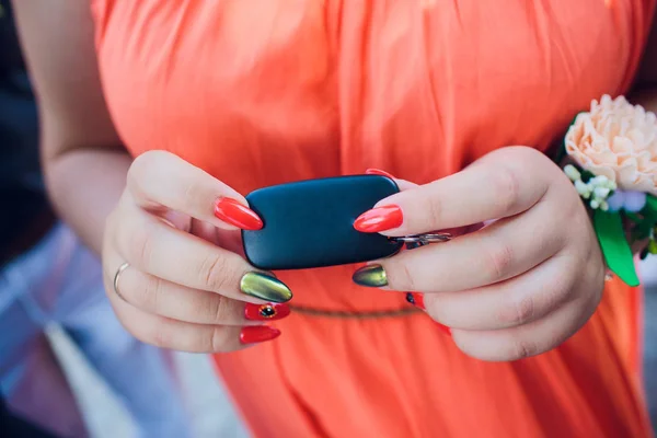 Aantrekkelijke vrouw set sleutels van haar huis of auto in haar hand op wit wordt geïsoleerd te houden — Stockfoto