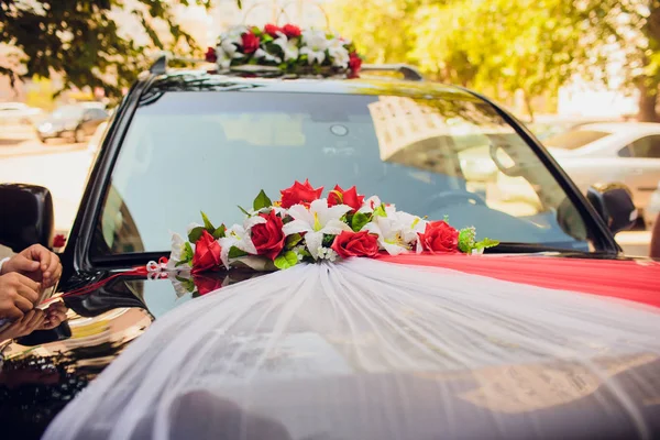 Coche de boda de lujo decorado con flores — Foto de Stock