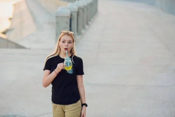 Bella ragazza bionda con vetro rinfrescante limonata — Foto Stock