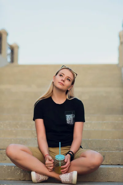 Linda chica rubia con limonada refrescante de vidrio — Foto de Stock