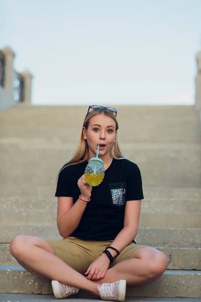 Linda chica rubia con limonada refrescante de vidrio — Foto de Stock