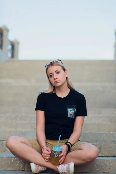 Bella ragazza bionda con vetro rinfrescante limonata — Foto Stock