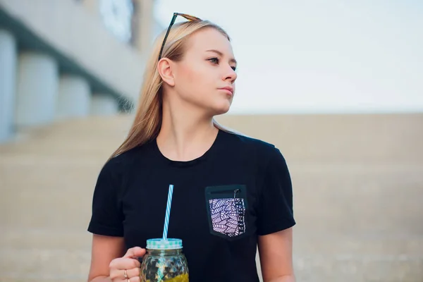 Menina loira bonita com limonada refrescante de vidro — Fotografia de Stock